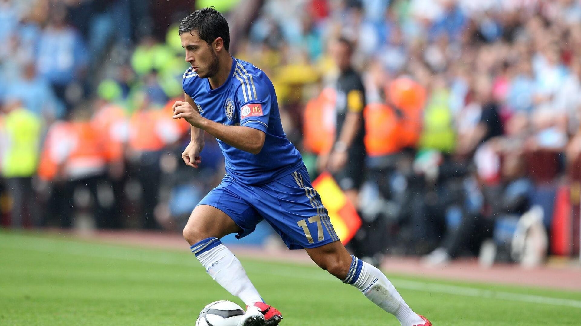 球队在夜场比赛中体能分配获教练肯定，夜场足球比赛